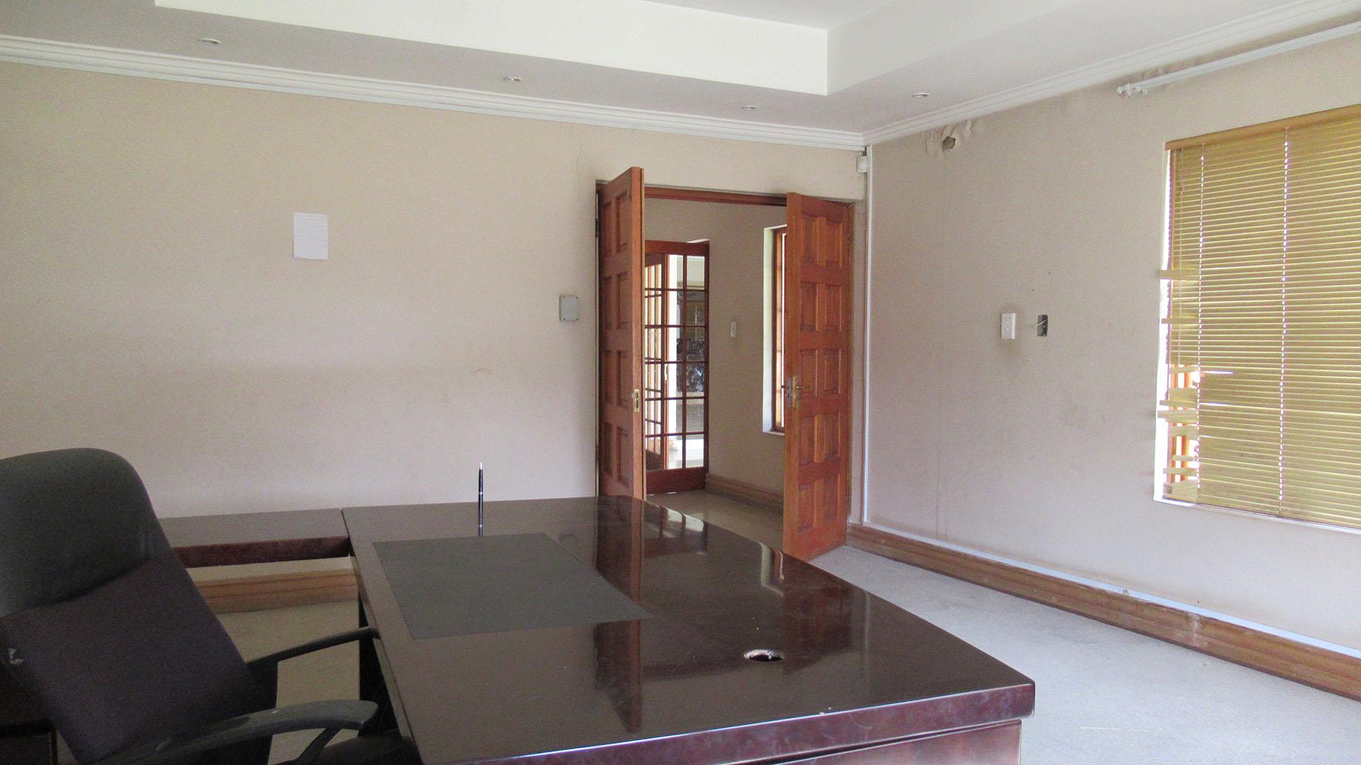 Main Bedroom - 32 square meters of property in South Kensington