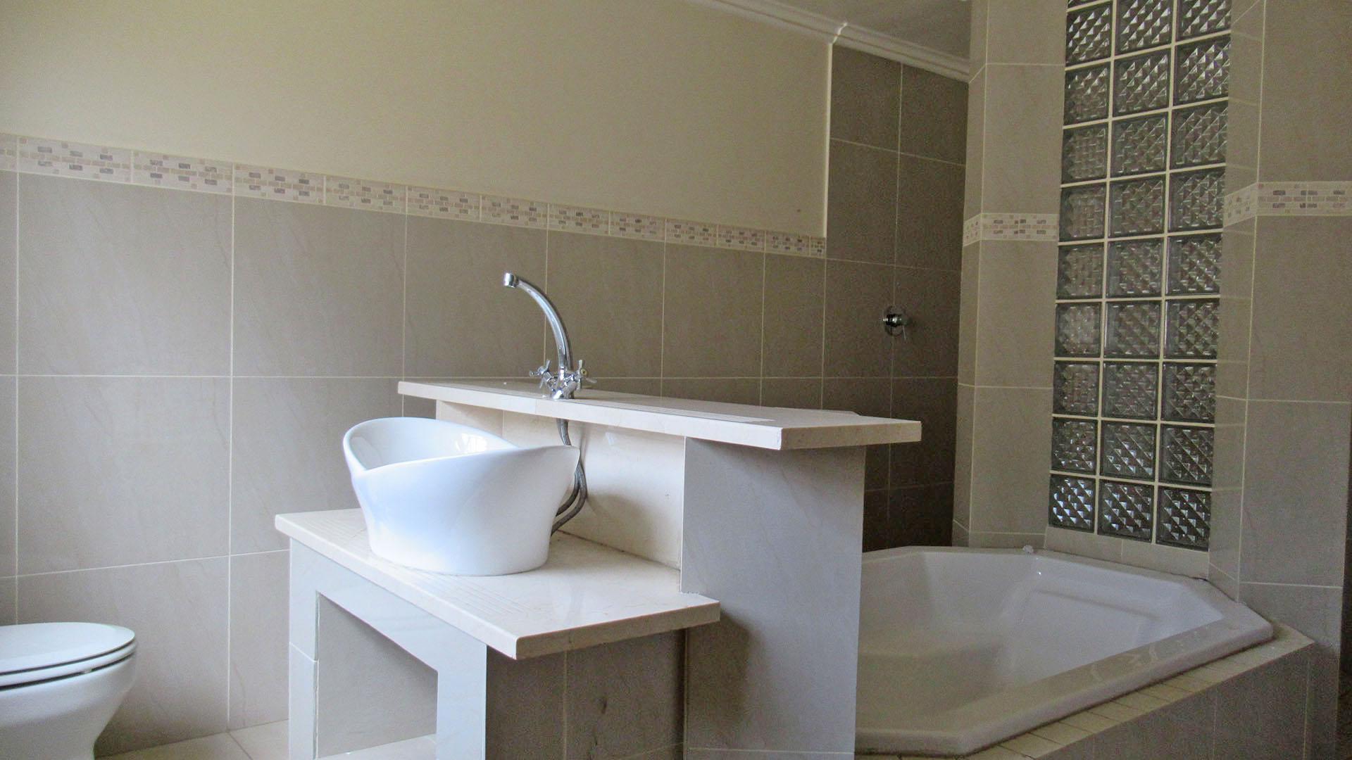 Main Bathroom - 15 square meters of property in South Kensington