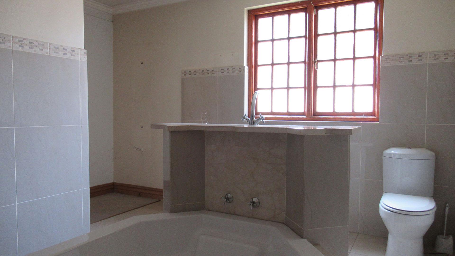 Main Bathroom - 15 square meters of property in South Kensington