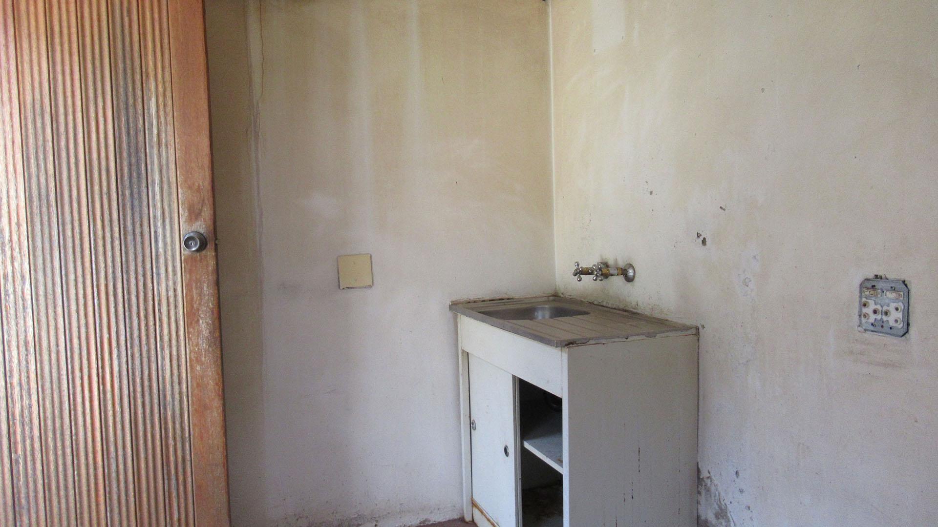 Kitchen - 47 square meters of property in South Kensington