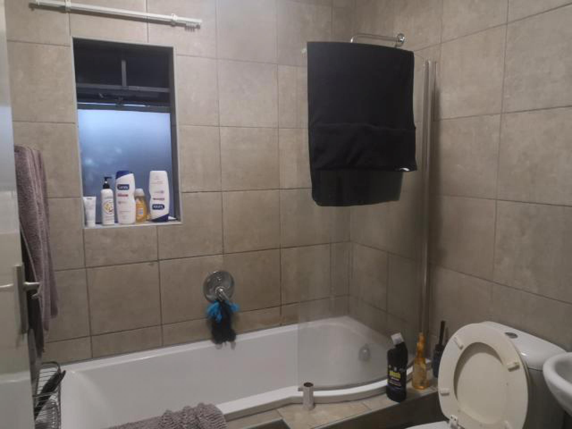 Bathroom 1 of property in Montana Tuine