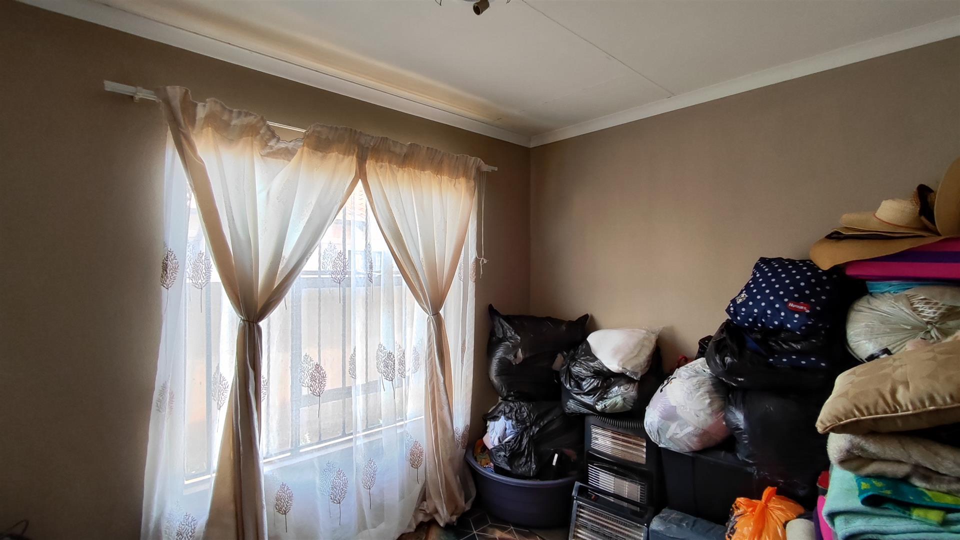 Bed Room 1 - 9 square meters of property in Alliance