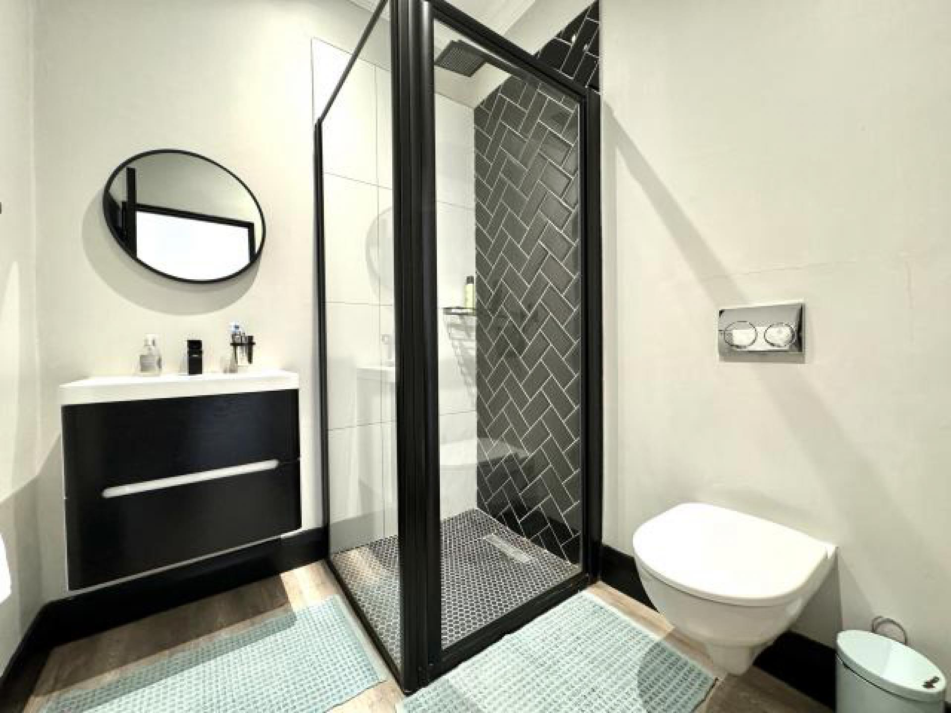 Main Bathroom of property in Theescombe AH