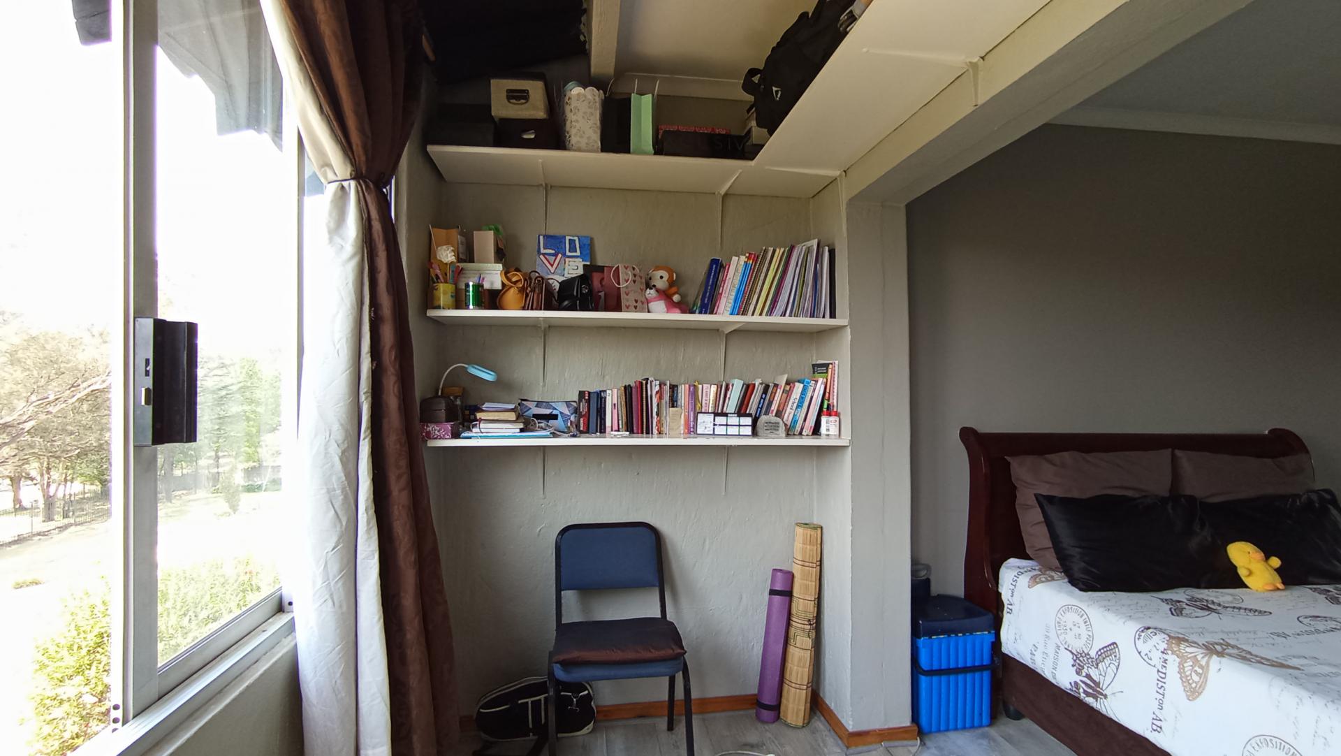 Bed Room 1 - 21 square meters of property in Dunsevern