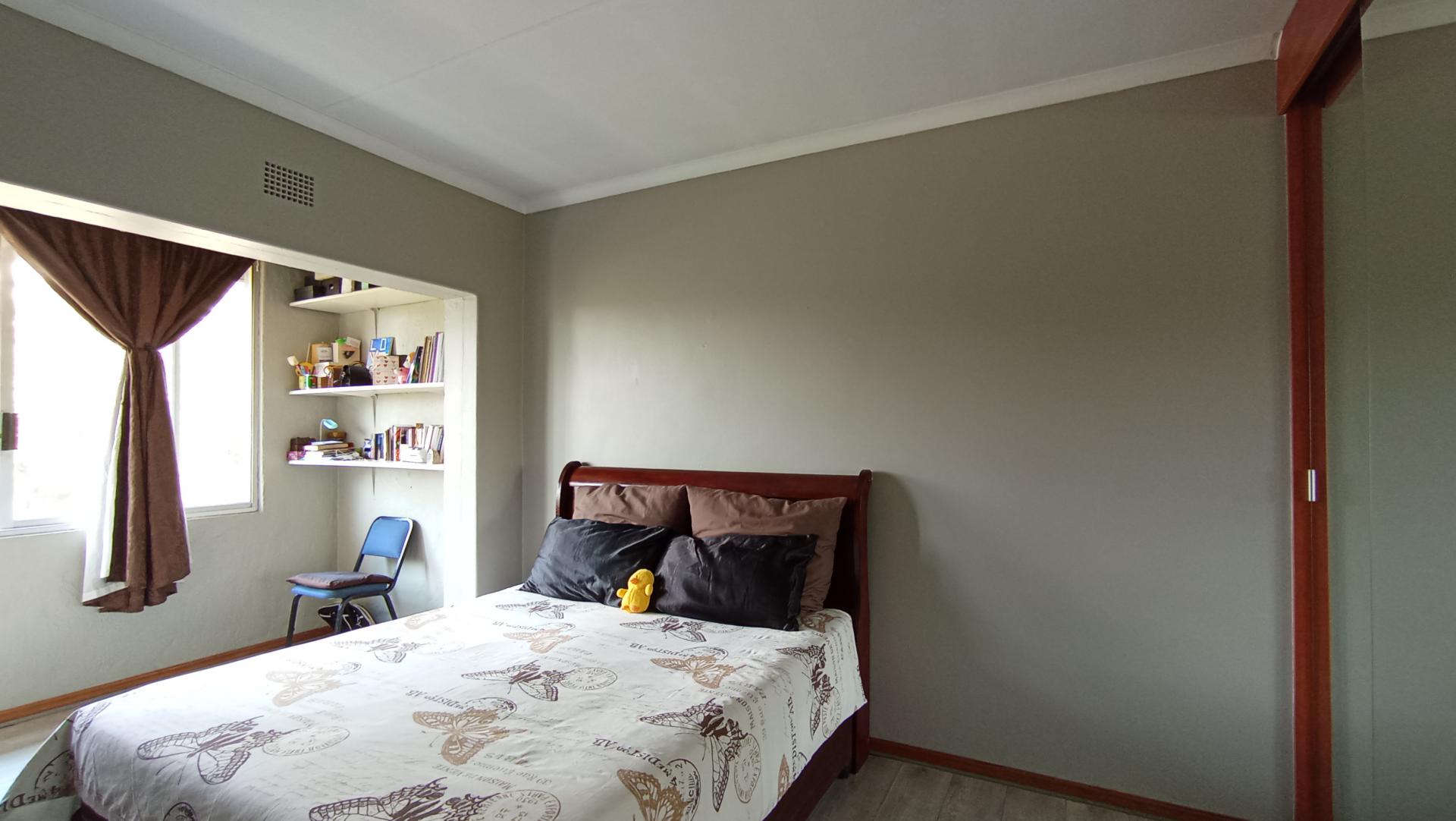 Bed Room 1 - 21 square meters of property in Dunsevern