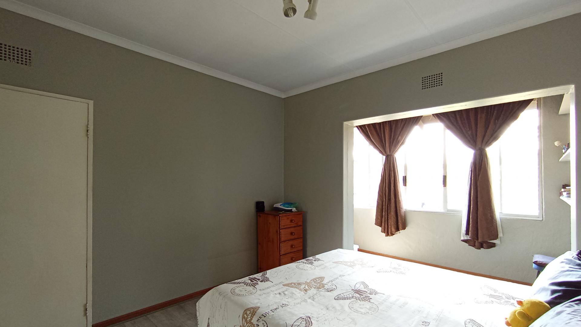 Bed Room 1 - 21 square meters of property in Dunsevern