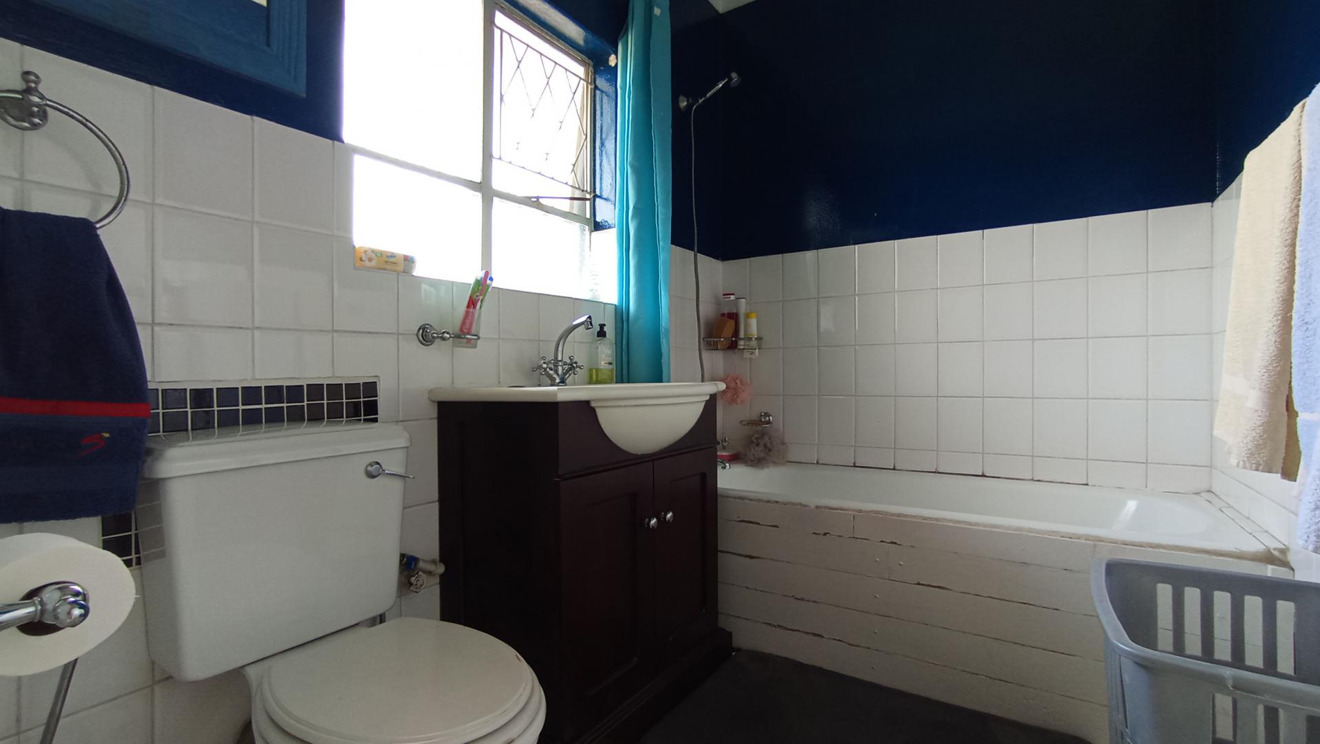 Bathroom 1 - 5 square meters of property in Dunsevern