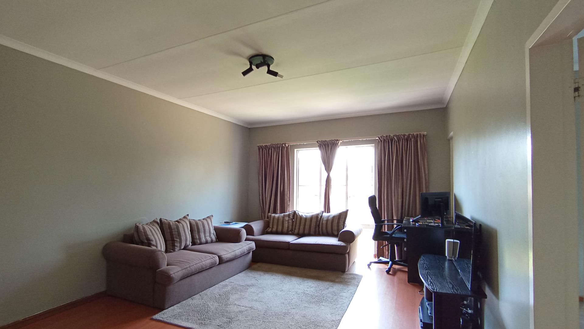 Lounges - 26 square meters of property in Dunsevern