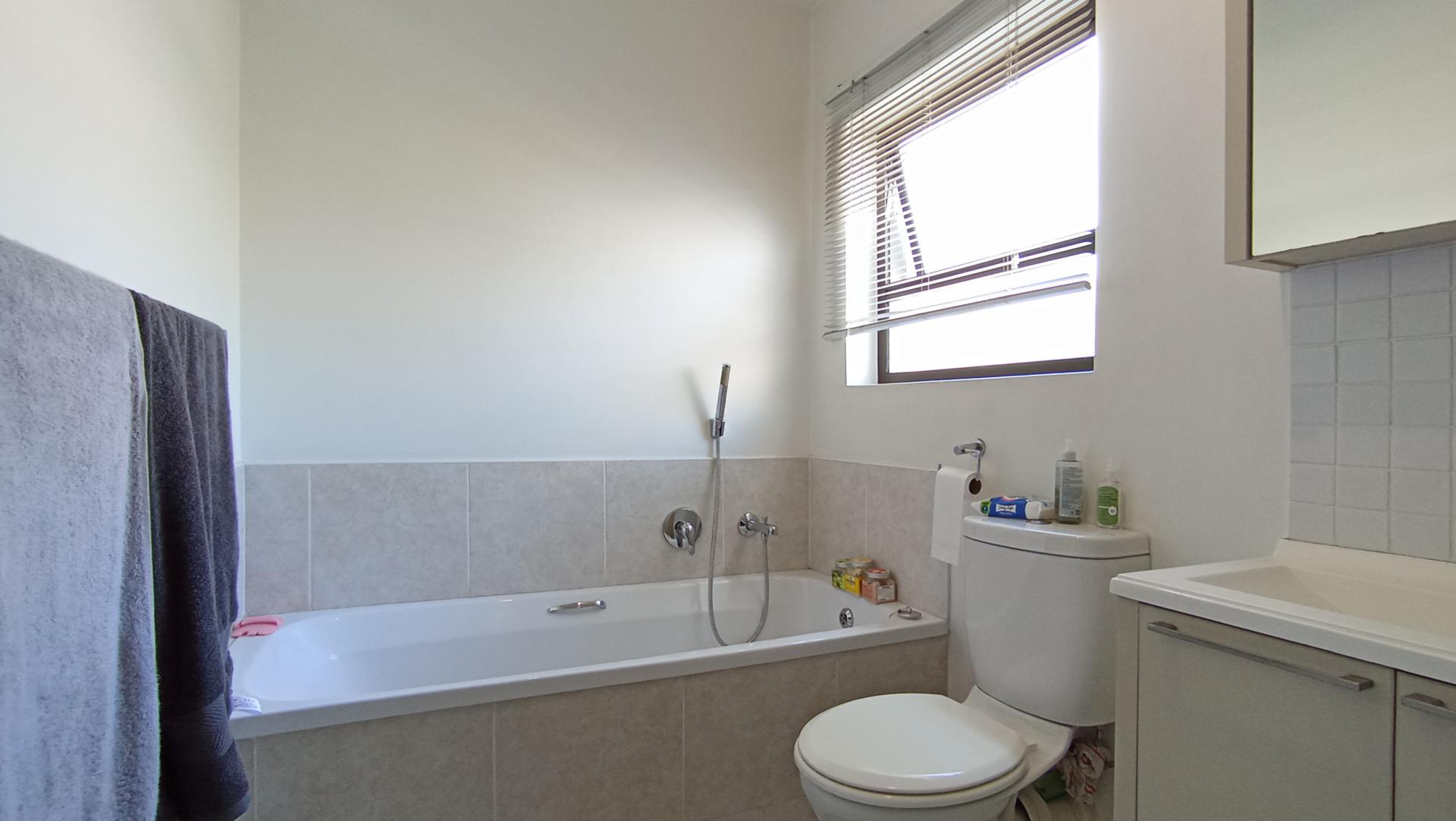 Bathroom 1 - 5 square meters of property in Craigavon A.H.