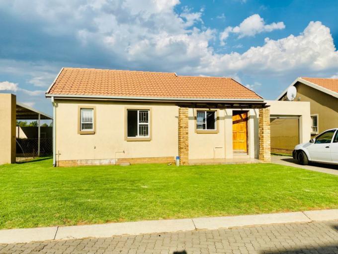 3 Bedroom Sectional Title for Sale For Sale in Helderwyk Estate - MR625228