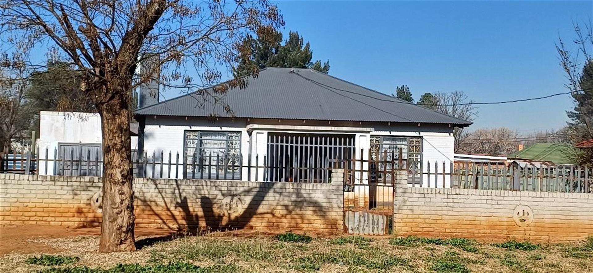 Front View of property in Three Rivers