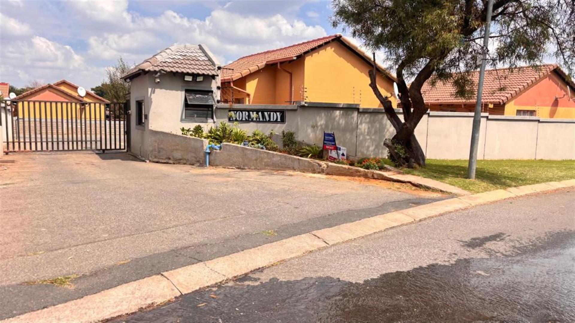 Front View of property in Ormonde