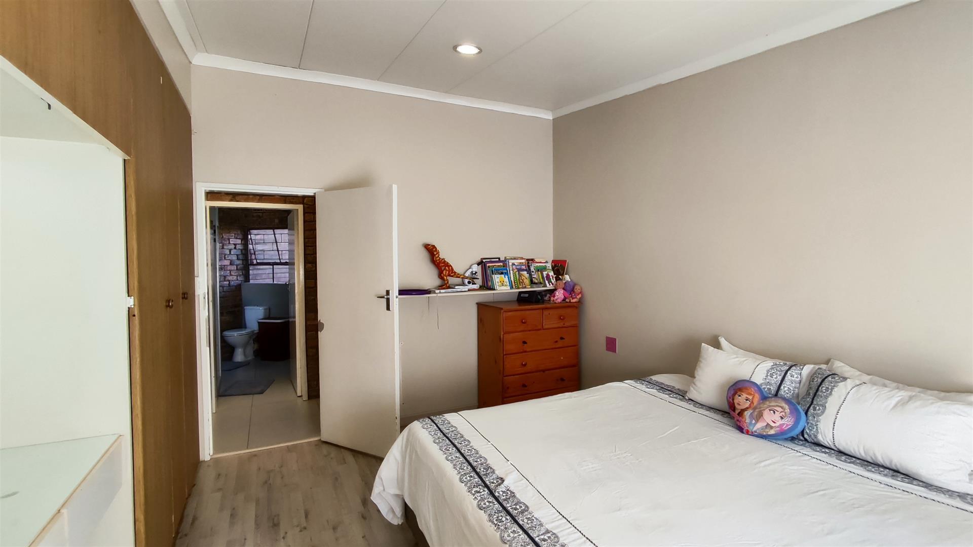 Bed Room 3 - 22 square meters of property in Terenure