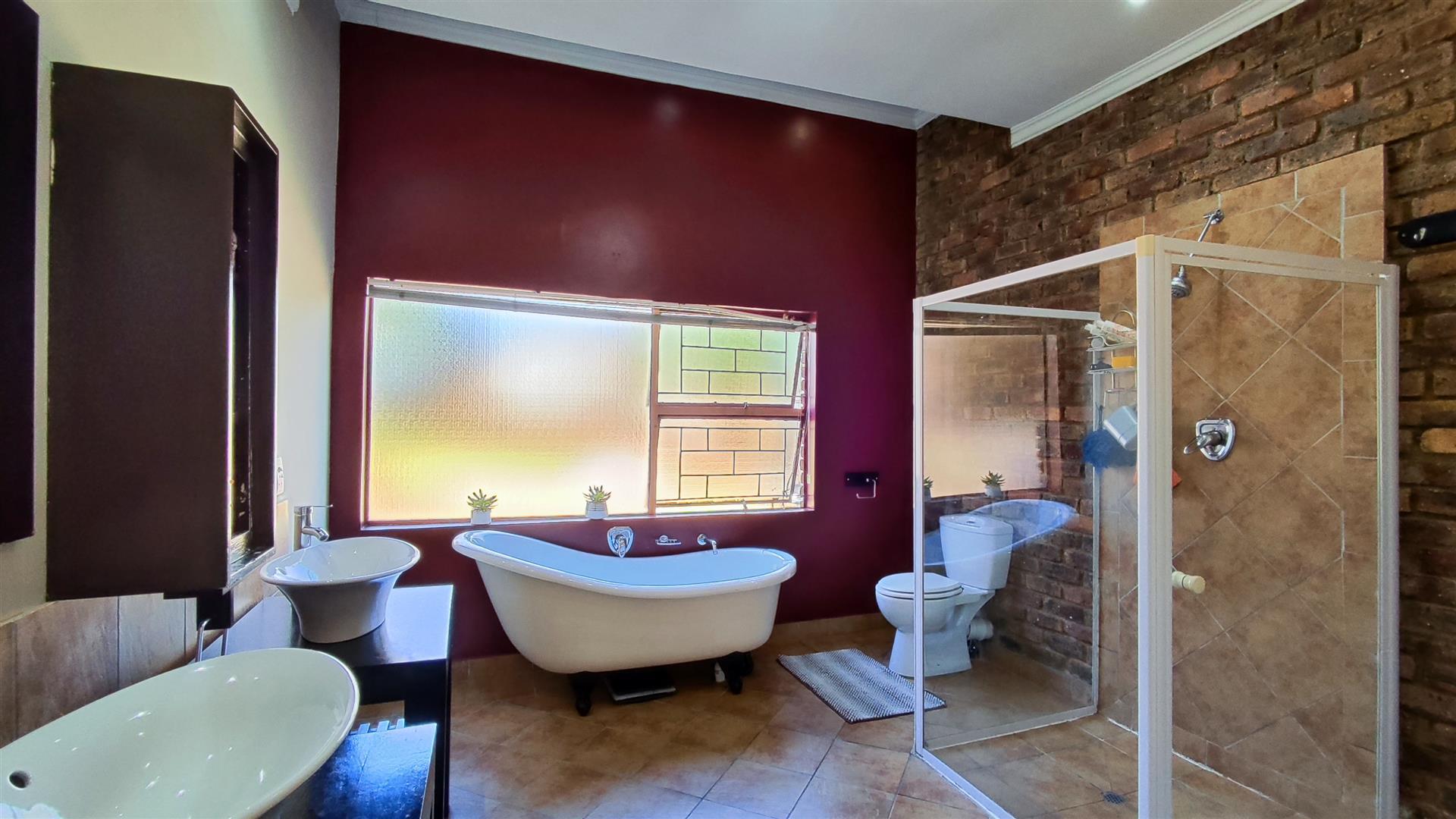 Main Bathroom - 16 square meters of property in Terenure