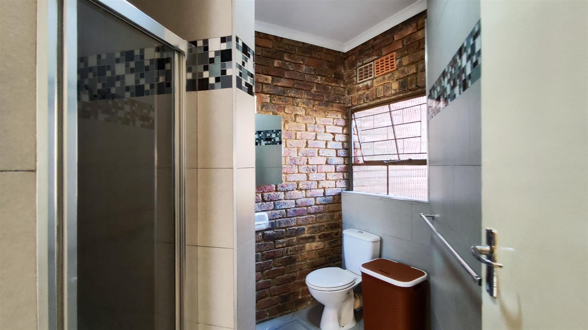 Bathroom 2 - 6 square meters of property in Terenure