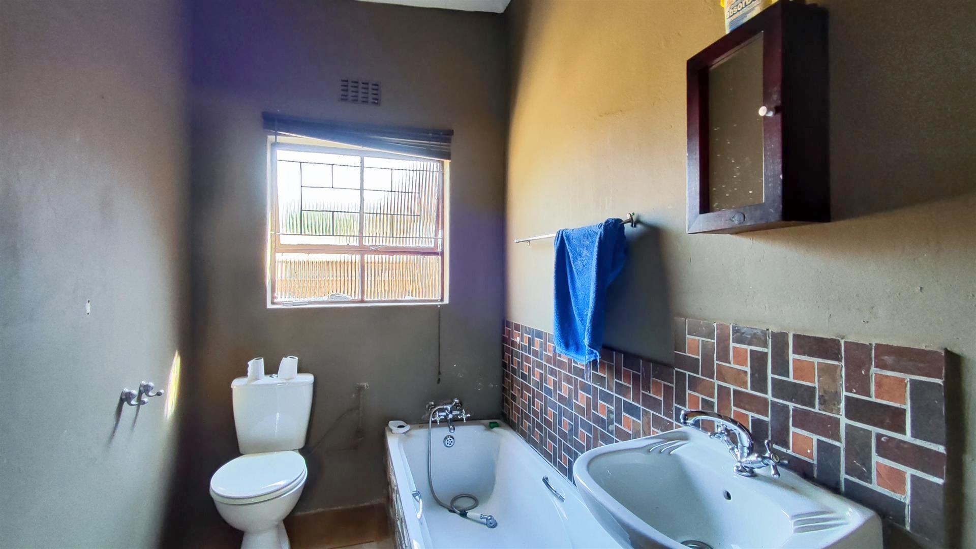 Bathroom 3+ - 6 square meters of property in Terenure