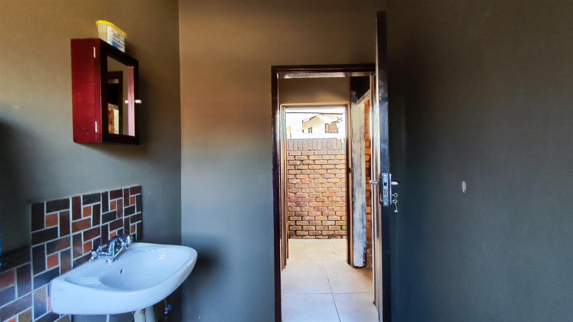 Bathroom 3+ - 6 square meters of property in Terenure