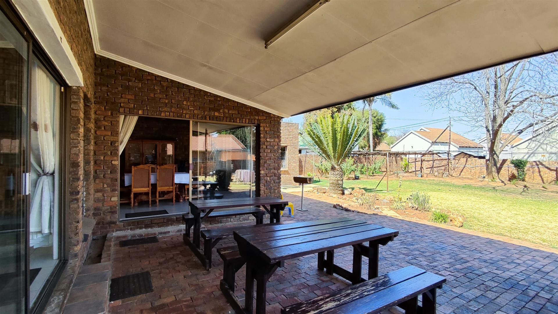 Patio - 43 square meters of property in Terenure