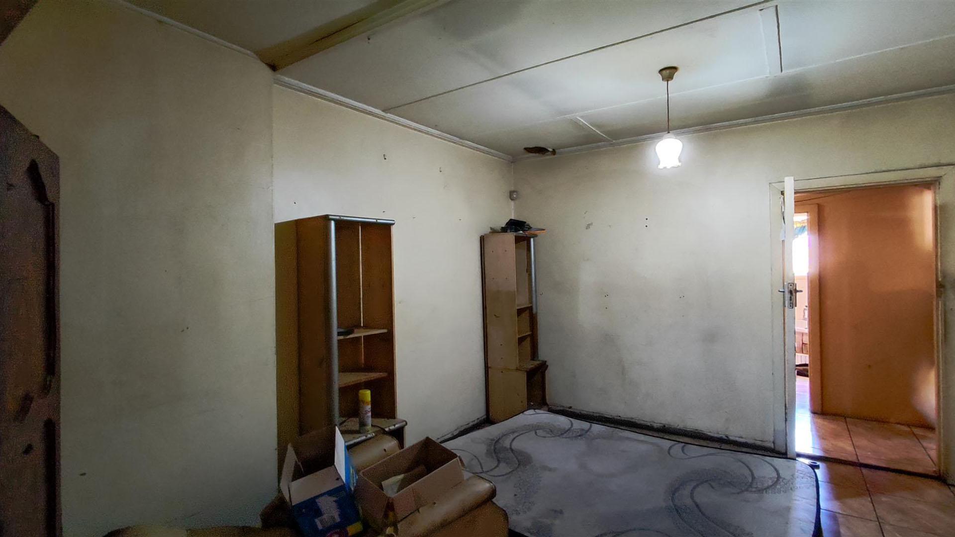Bed Room 1 - 19 square meters of property in Vanderbijlpark