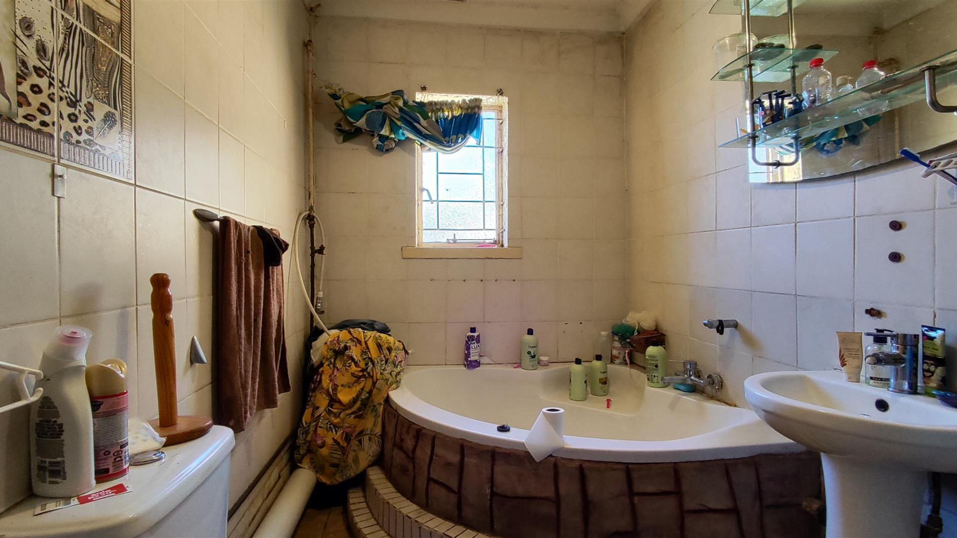 Bathroom 1 - 6 square meters of property in Vanderbijlpark