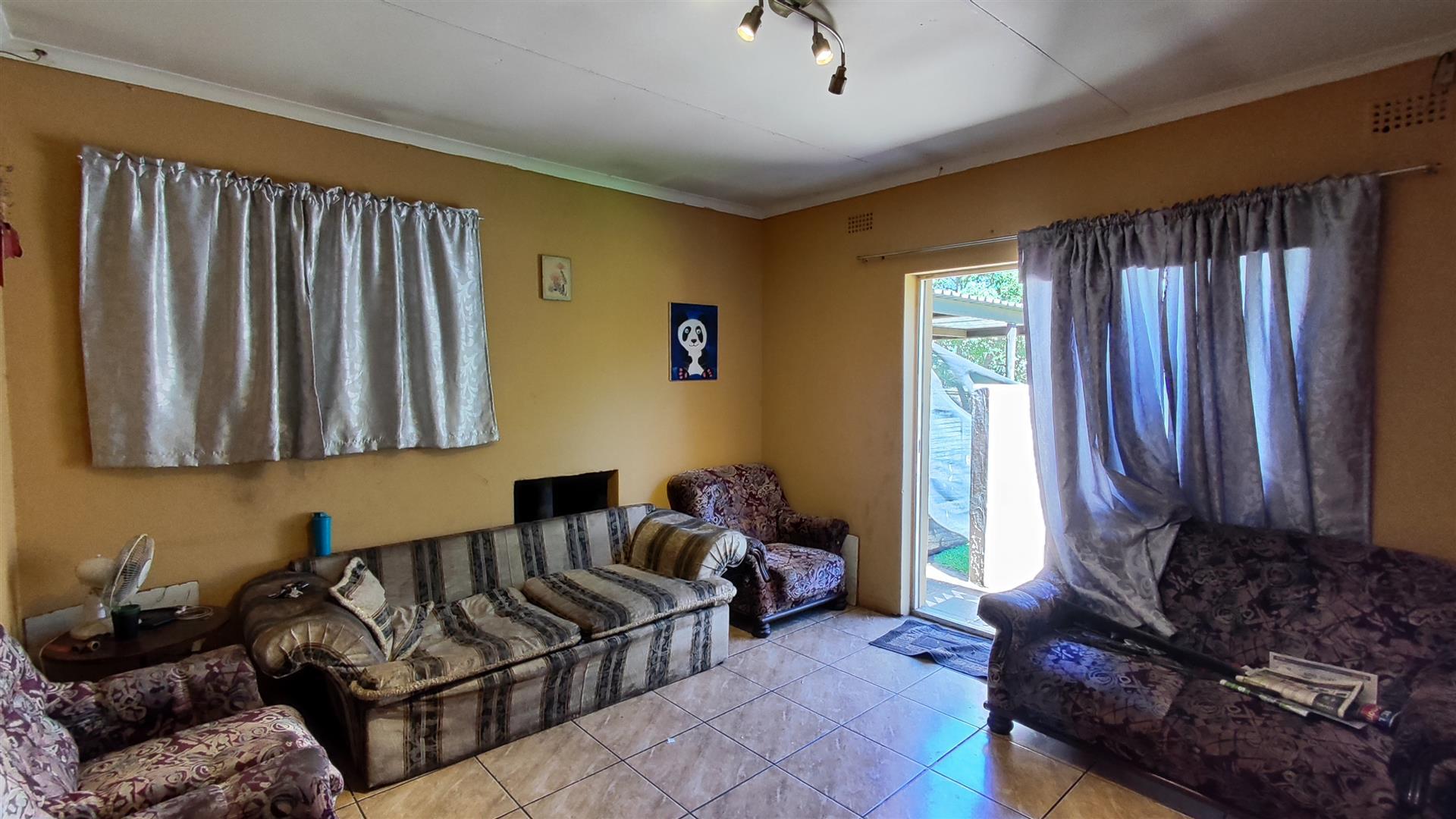 Lounges - 16 square meters of property in Vanderbijlpark