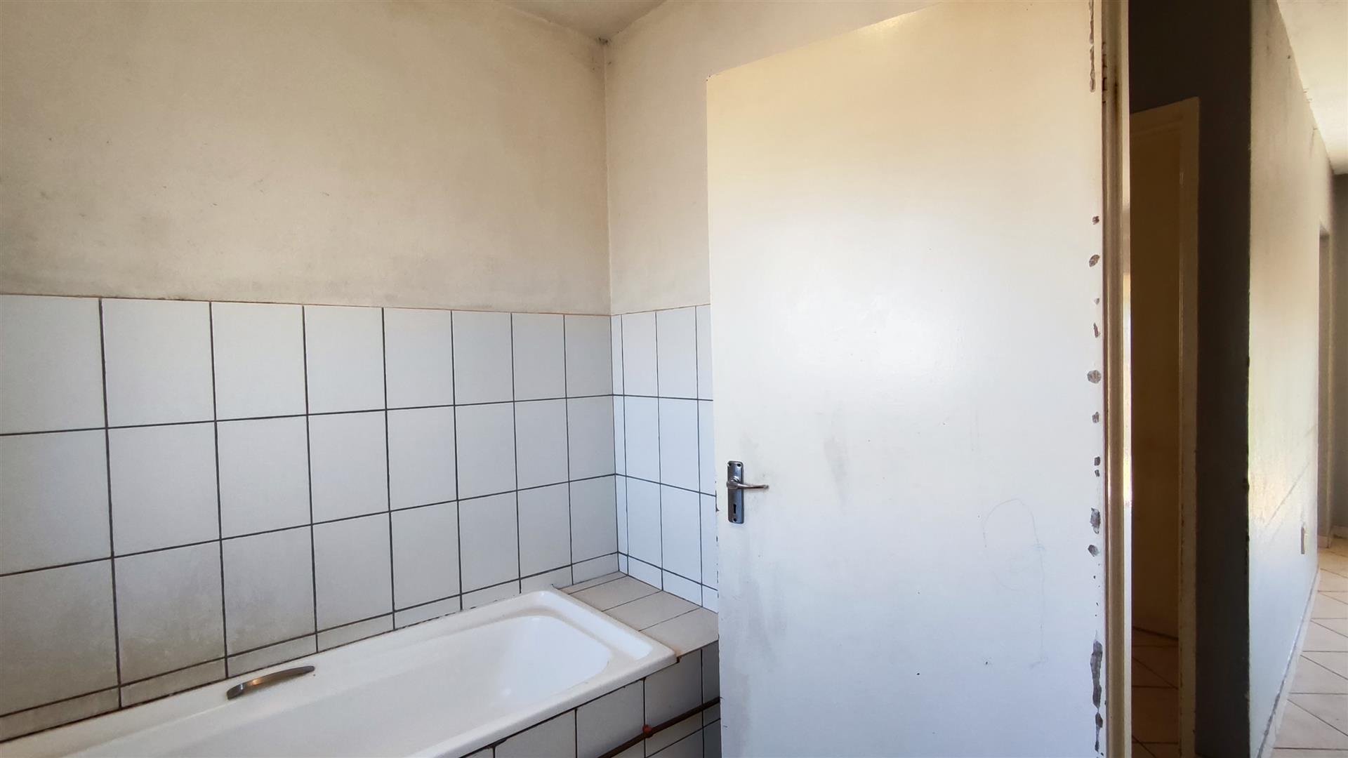 Bathroom 1 - 6 square meters of property in Rensburg