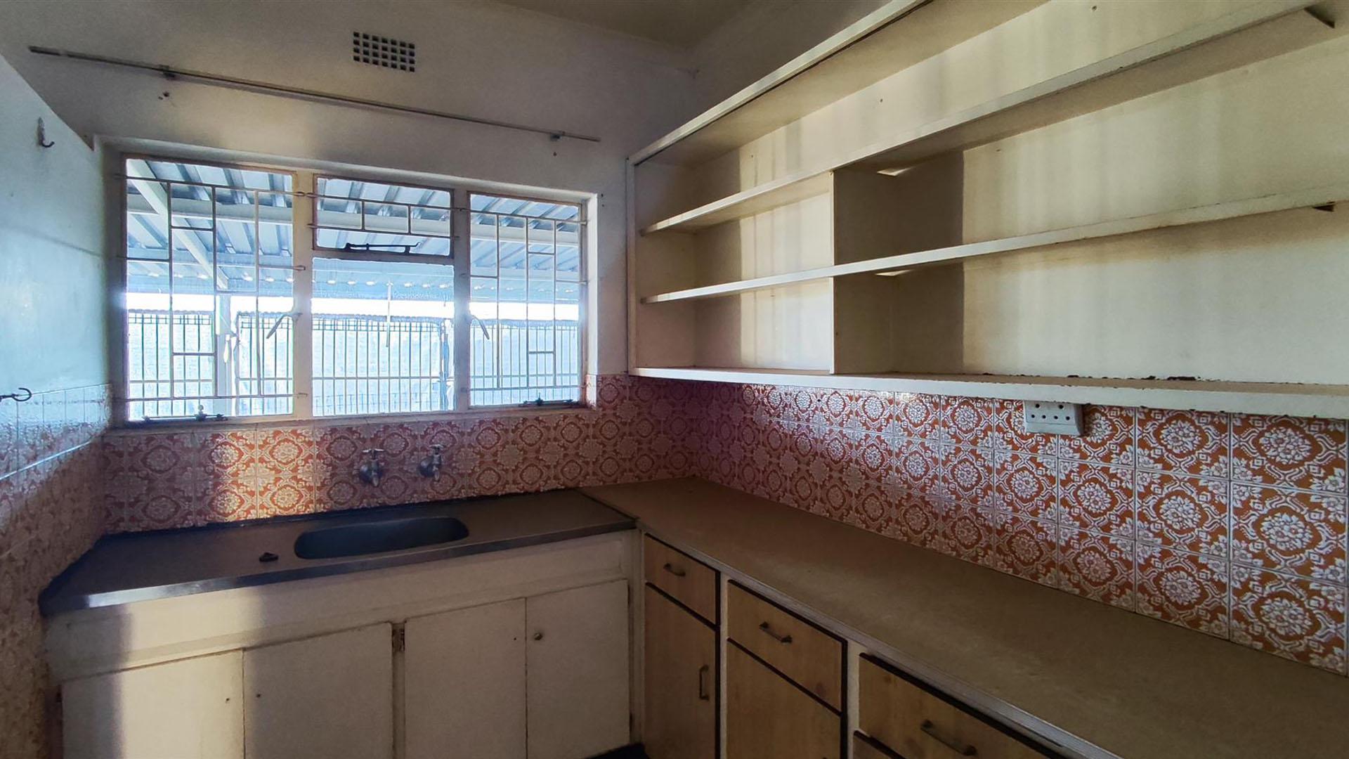 Kitchen - 12 square meters of property in Sonland Park