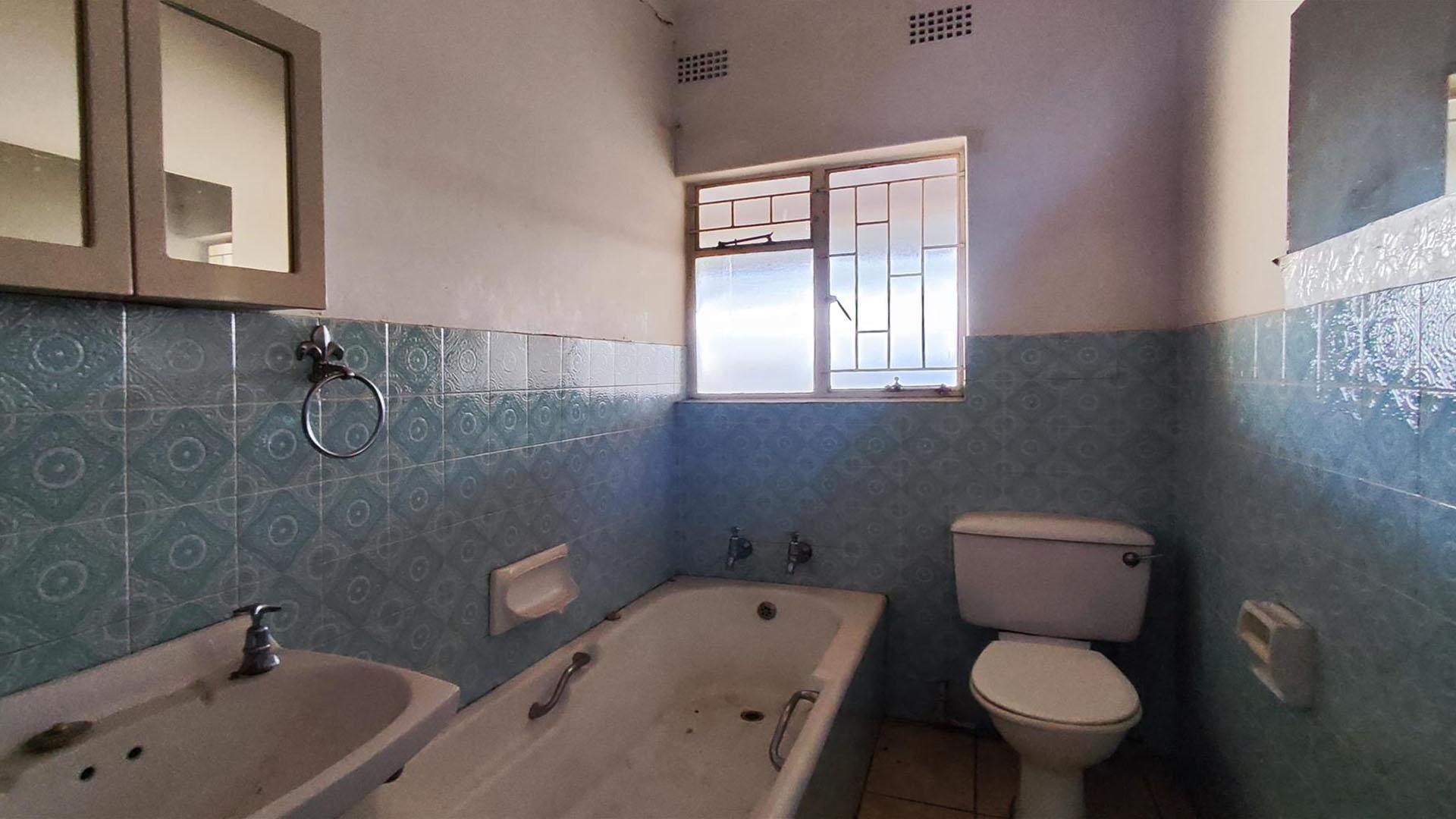 Bathroom 1 - 6 square meters of property in Sonland Park
