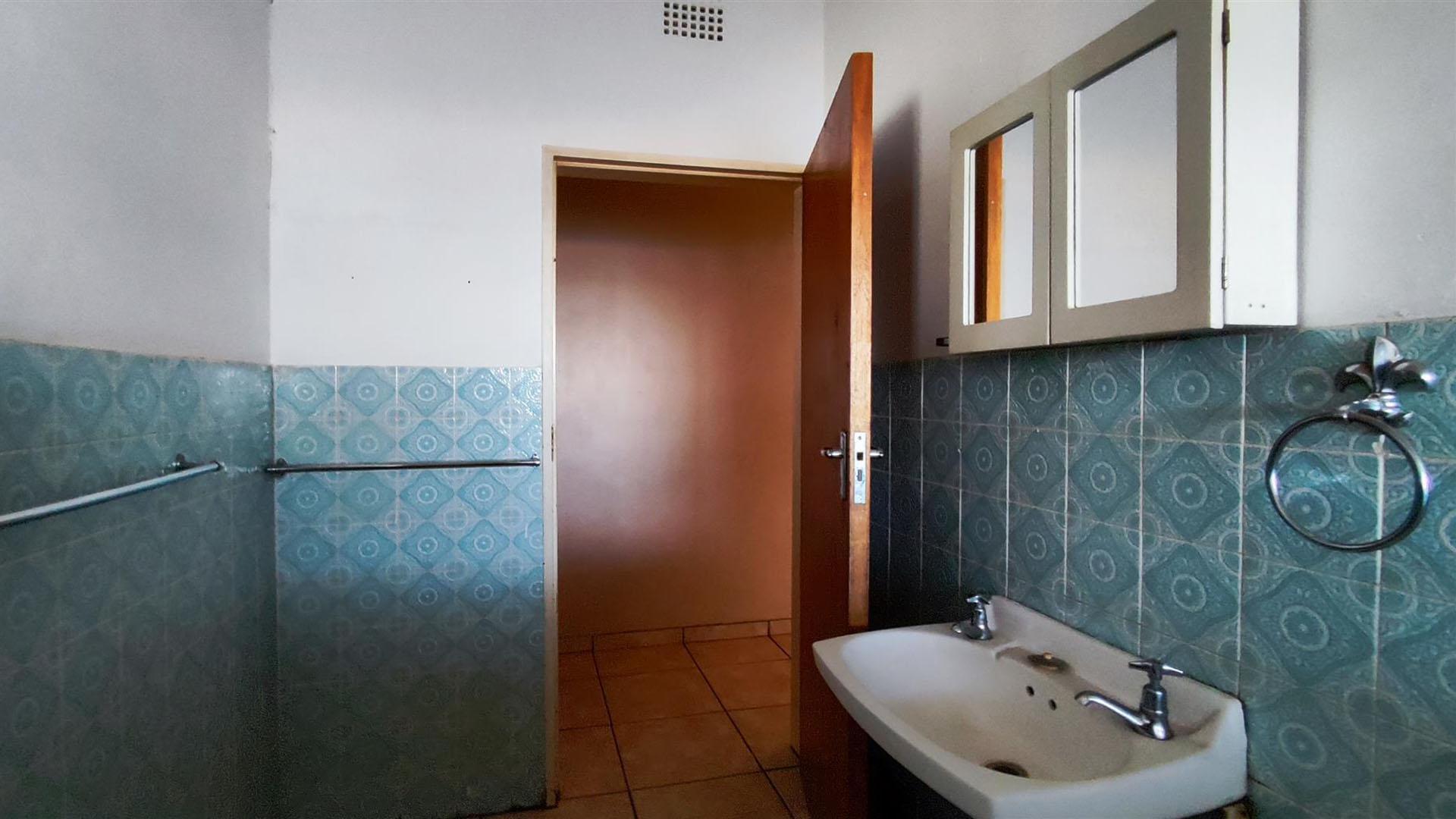 Bathroom 1 - 6 square meters of property in Sonland Park