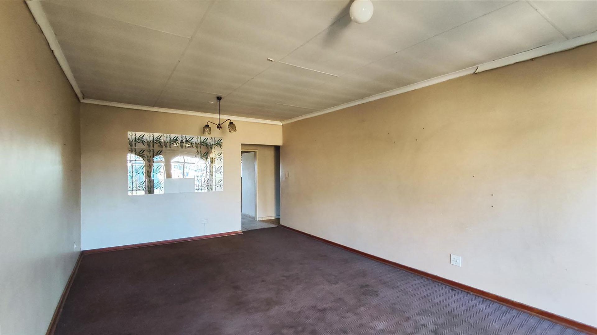 Lounges - 34 square meters of property in Sonland Park