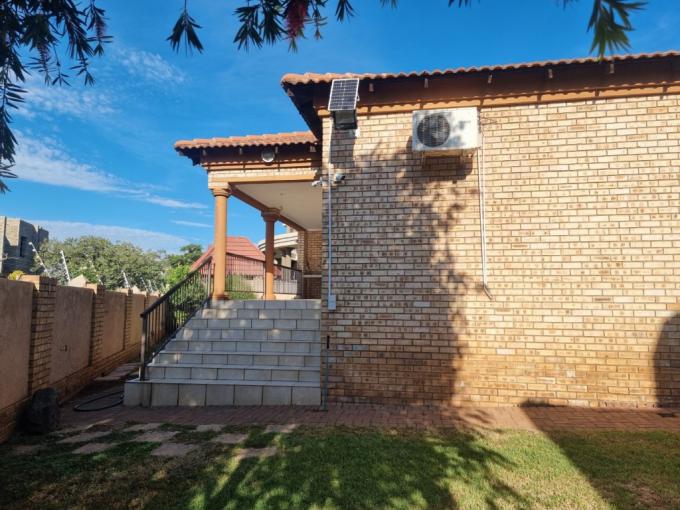 3 Bedroom House to Rent in Safarituine - Property to rent - MR625453