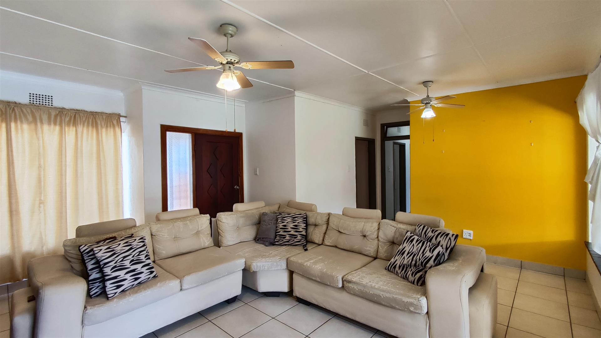 Lounges - 18 square meters of property in Visagiepark