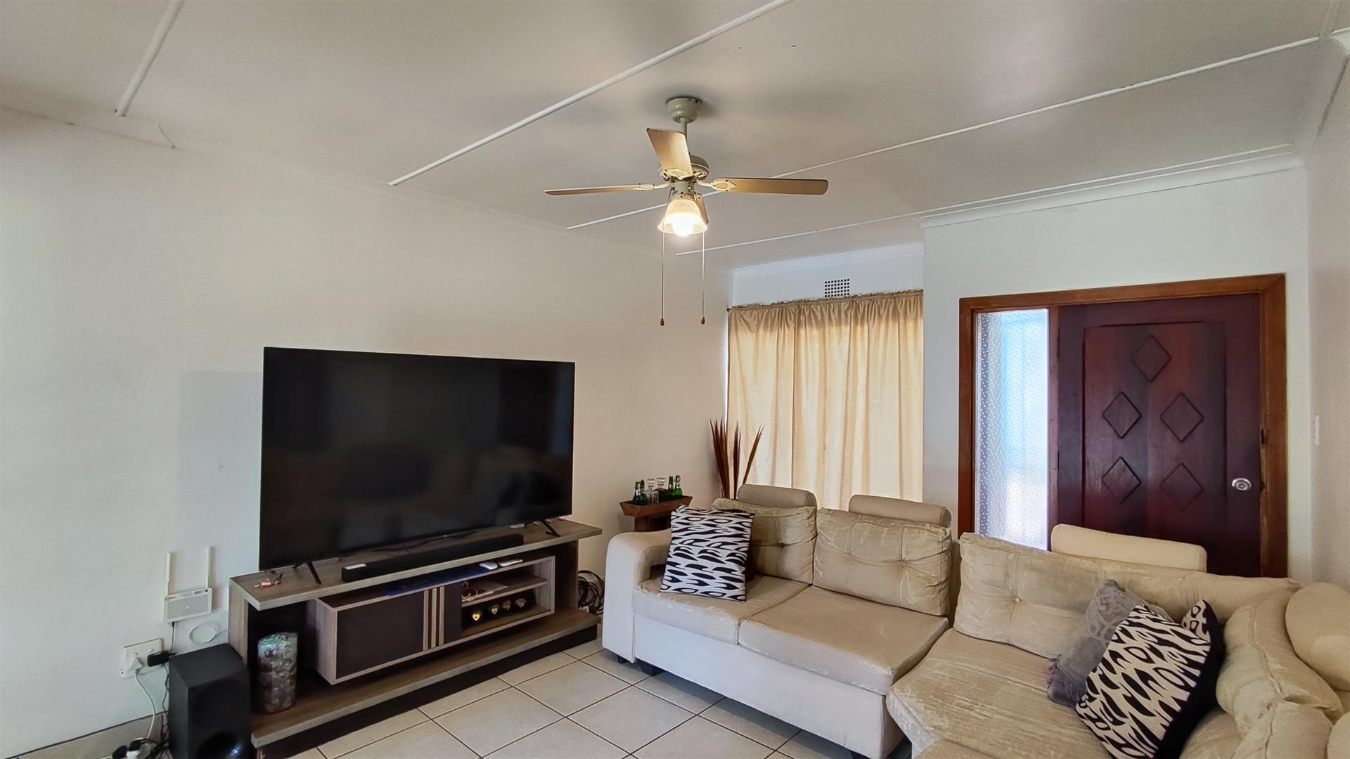 Lounges - 18 square meters of property in Visagiepark