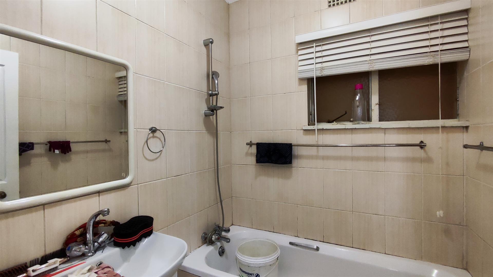 Bathroom 1 - 5 square meters of property in Visagiepark
