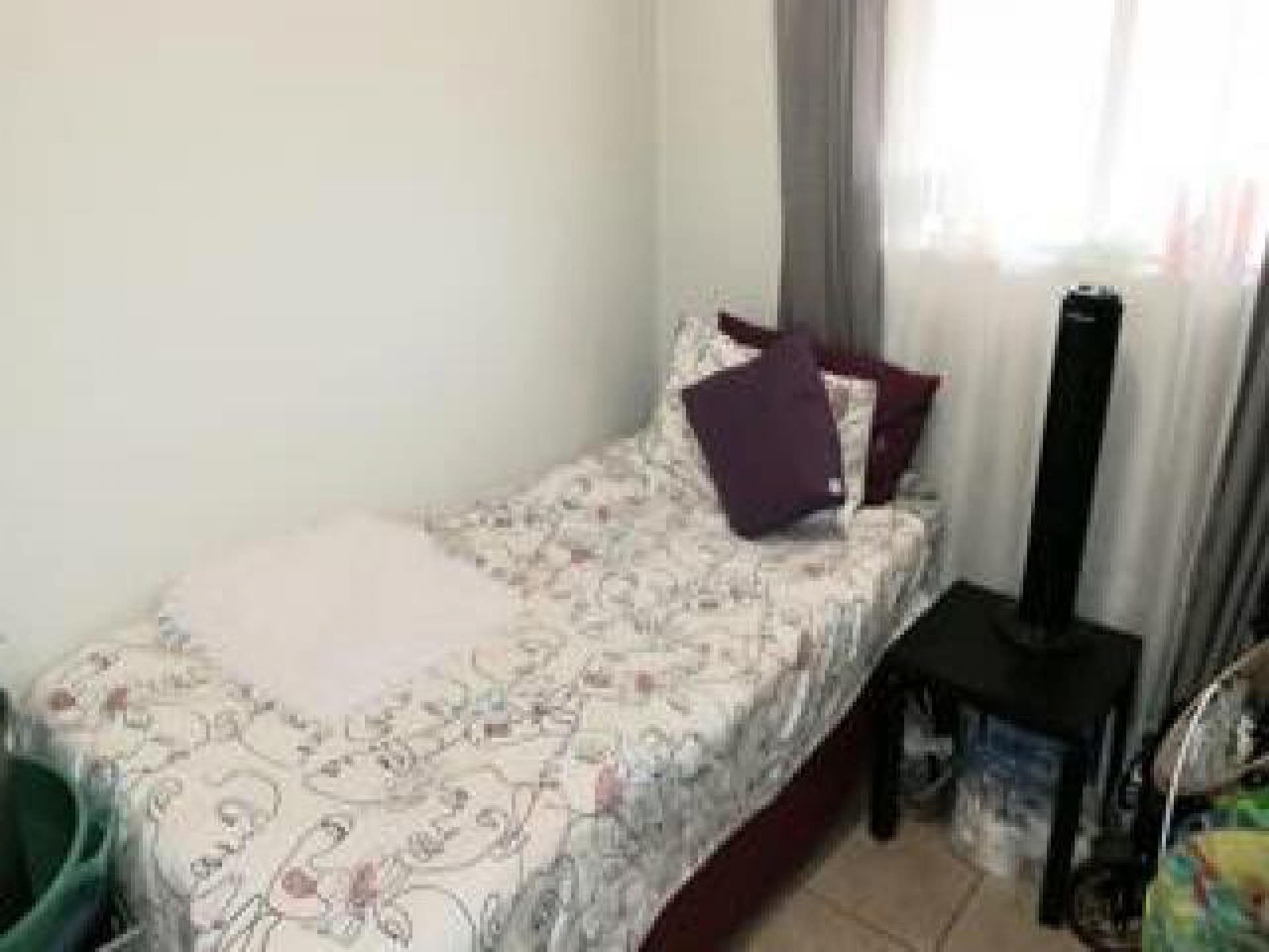 Bed Room 1 - 10 square meters of property in Alveda