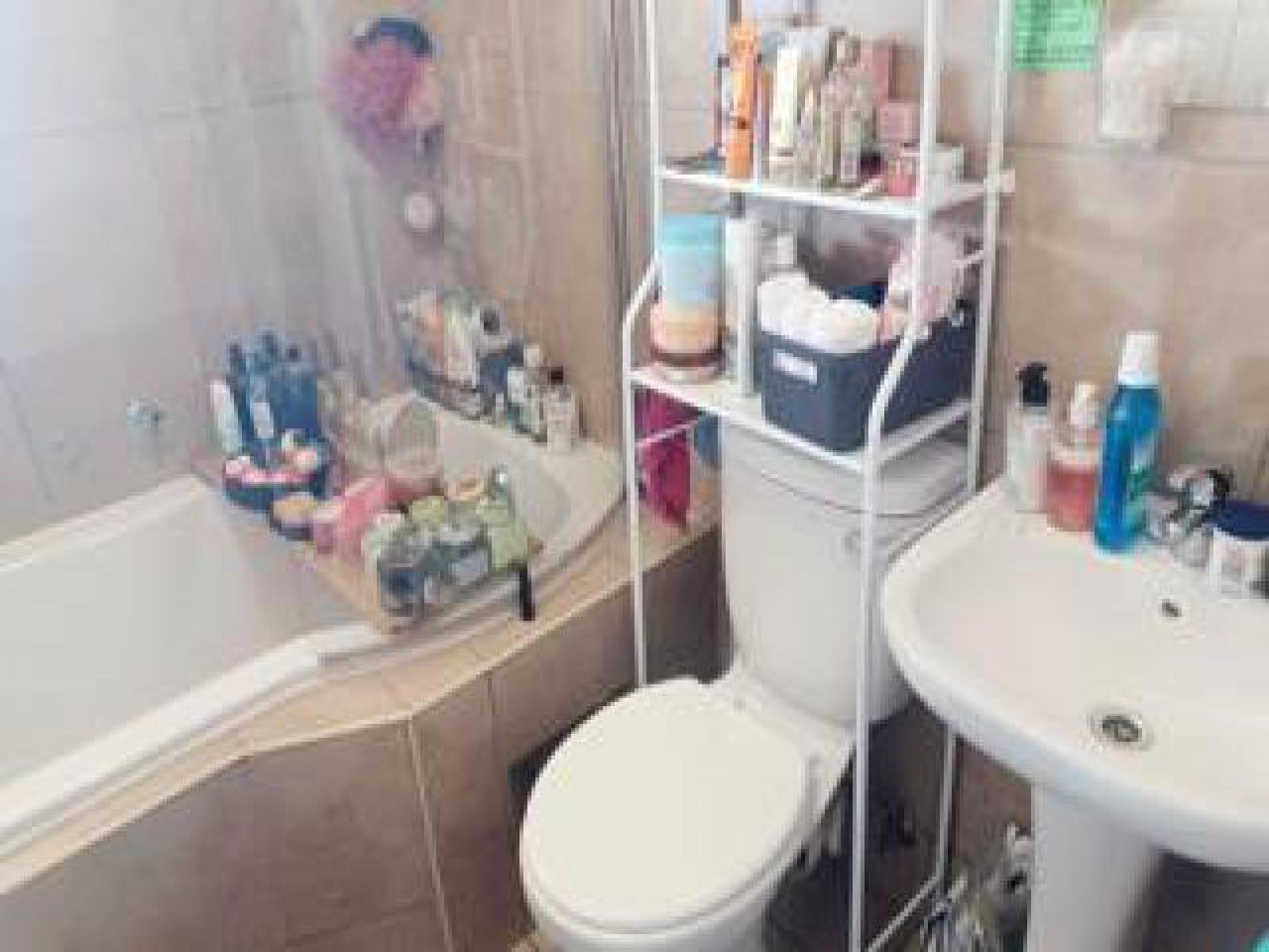 Bathroom 1 - 6 square meters of property in Alveda