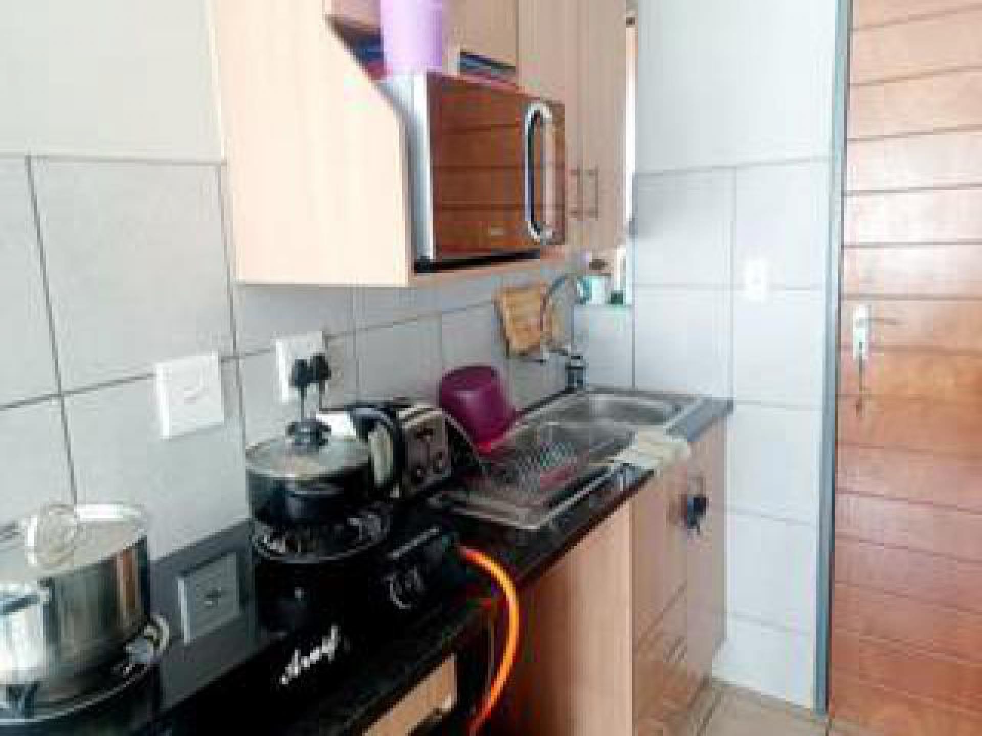 Kitchen - 8 square meters of property in Alveda