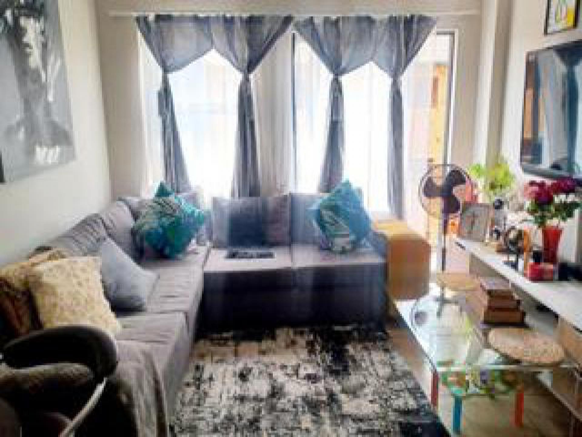 Lounges - 17 square meters of property in Alveda