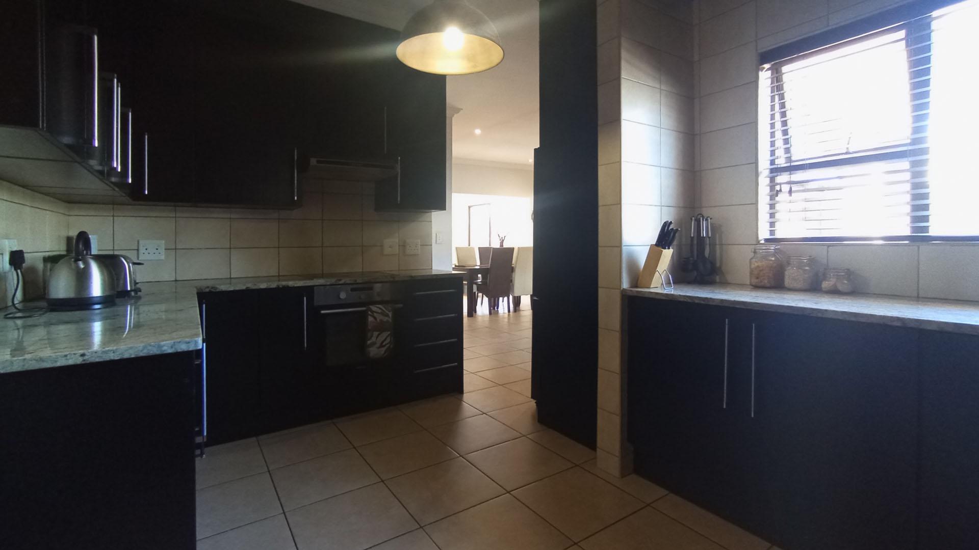 Kitchen - 17 square meters of property in Rooihuiskraal North