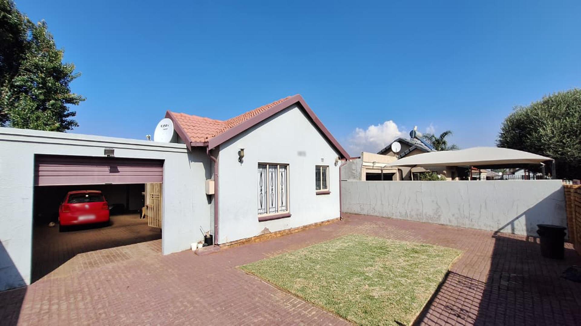 Front View of property in Vosloorus