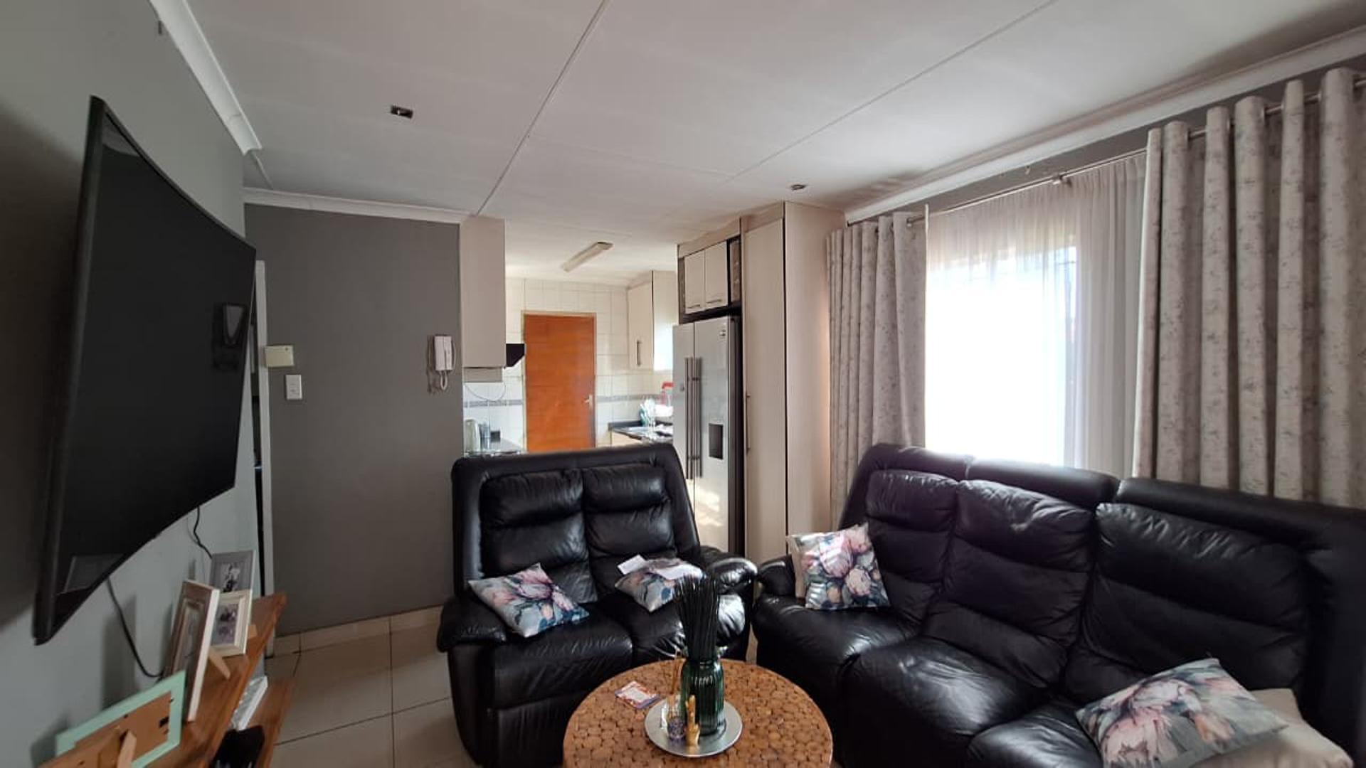 Lounges - 19 square meters of property in Vosloorus