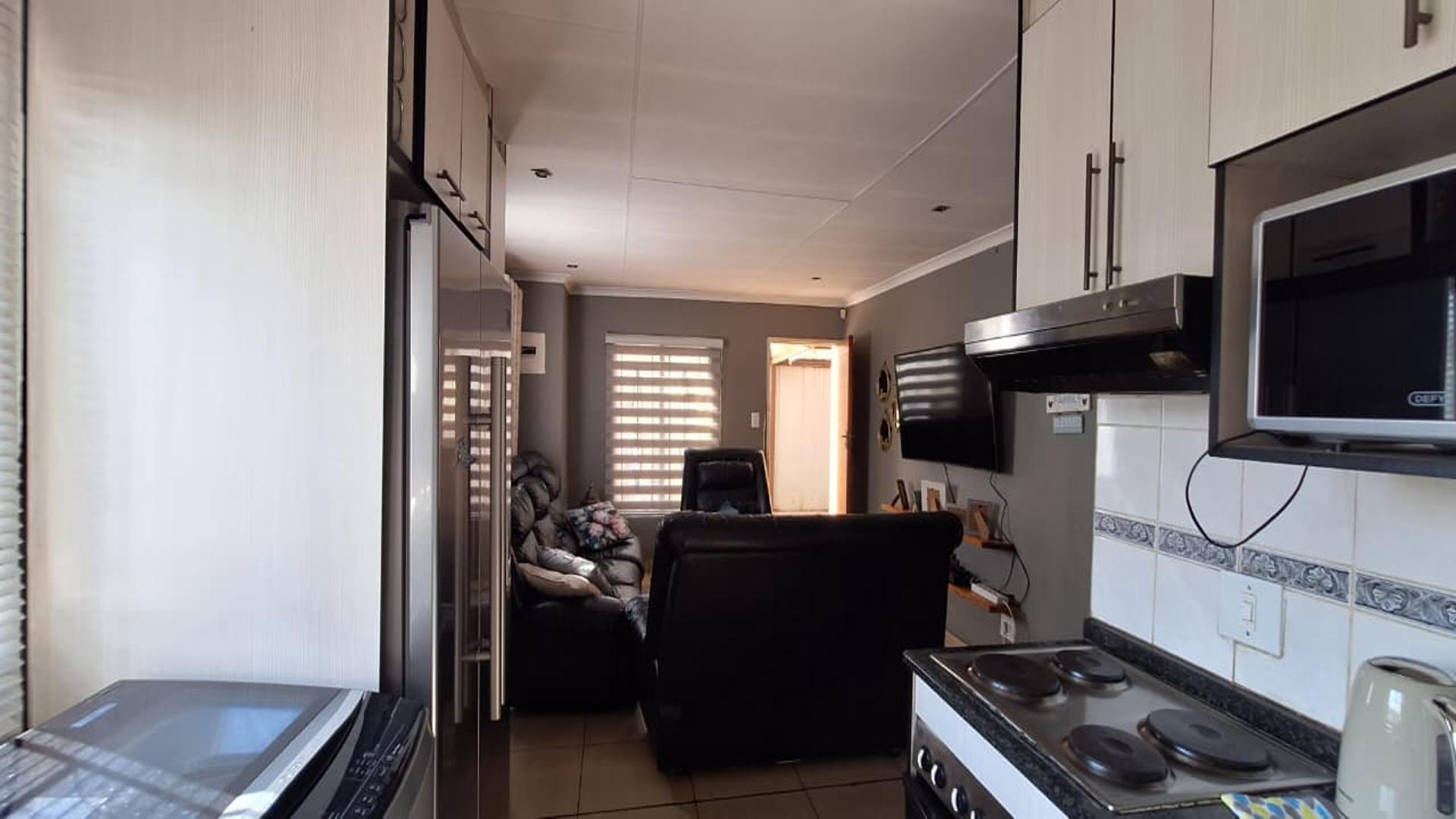 Kitchen - 6 square meters of property in Vosloorus