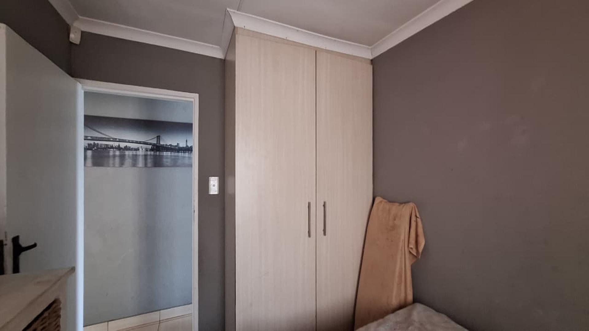 Bed Room 2 - 8 square meters of property in Vosloorus