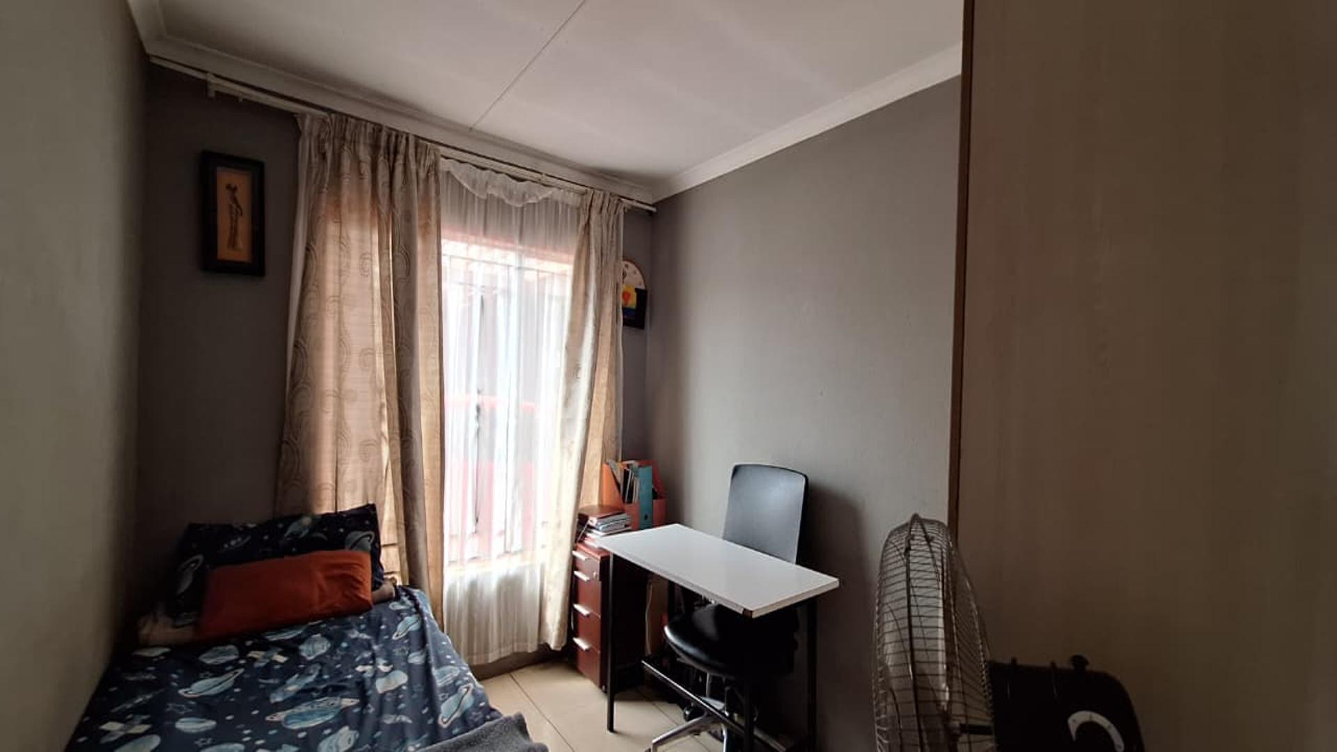 Bed Room 1 - 9 square meters of property in Vosloorus