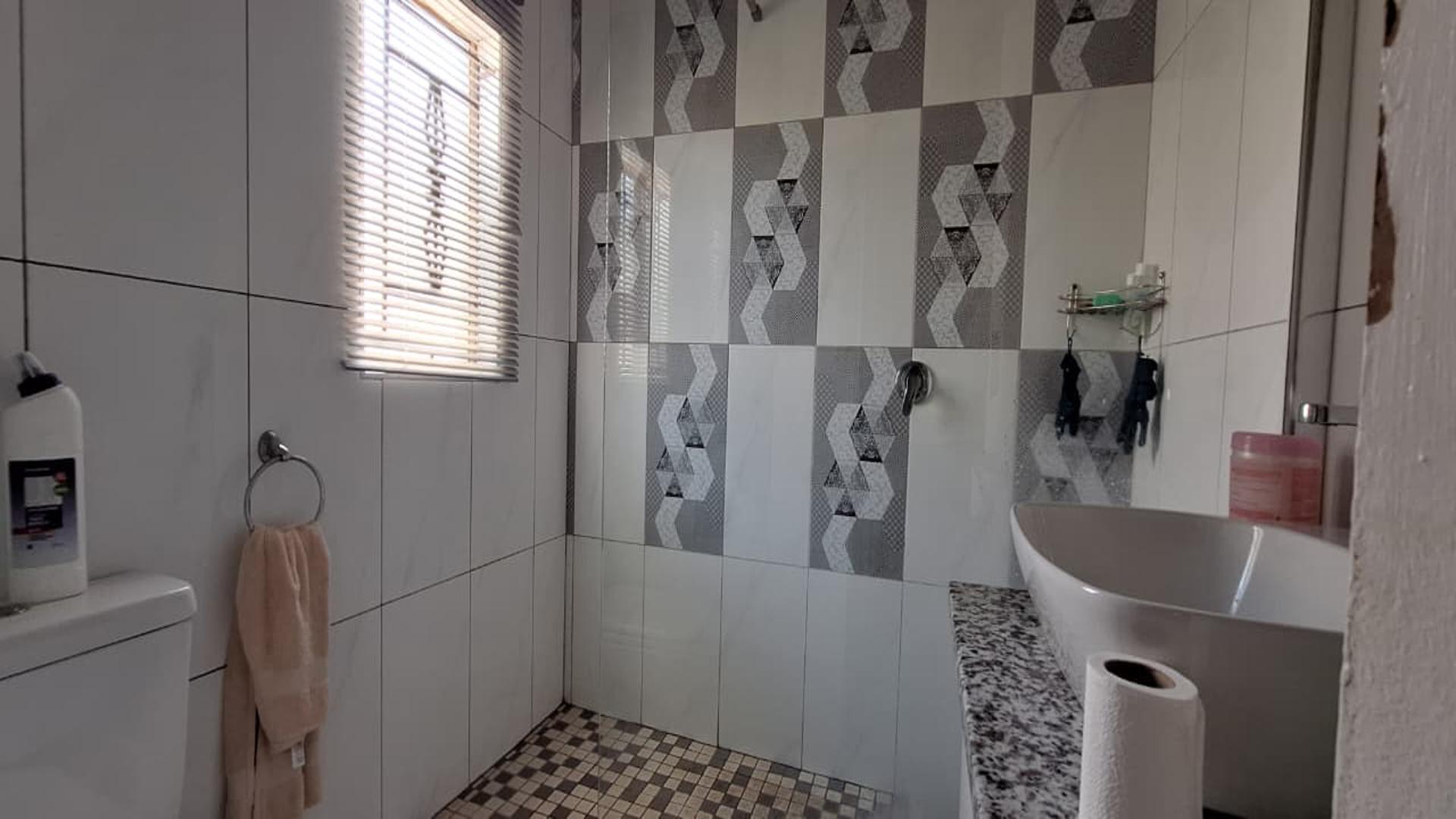 Main Bathroom - 5 square meters of property in Vosloorus