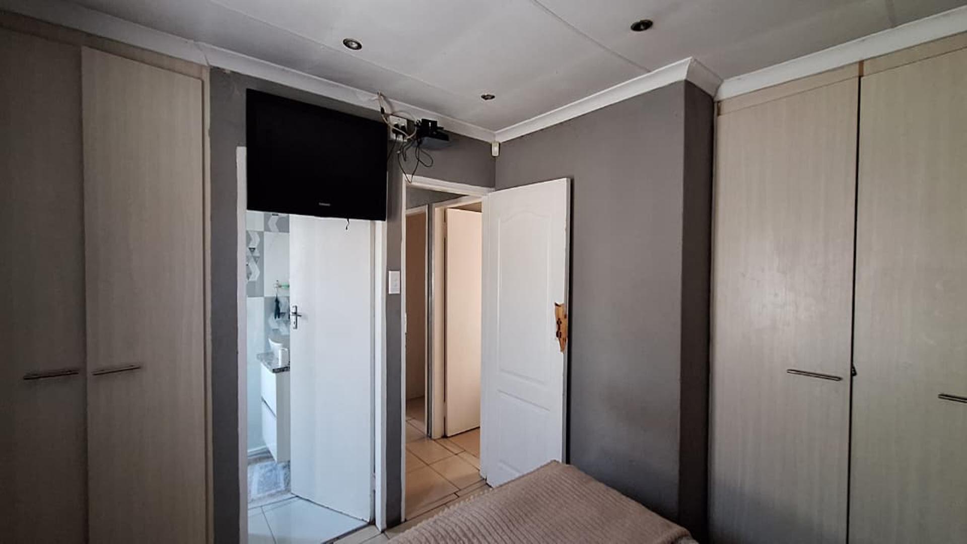 Main Bedroom - 13 square meters of property in Vosloorus