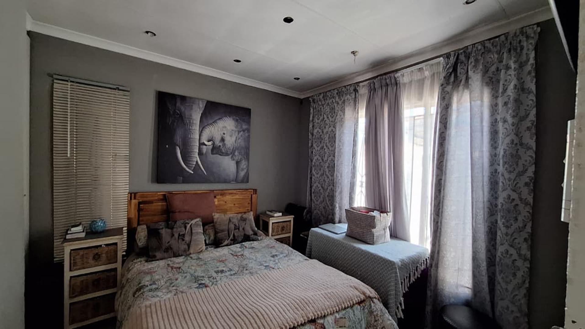 Main Bedroom - 13 square meters of property in Vosloorus