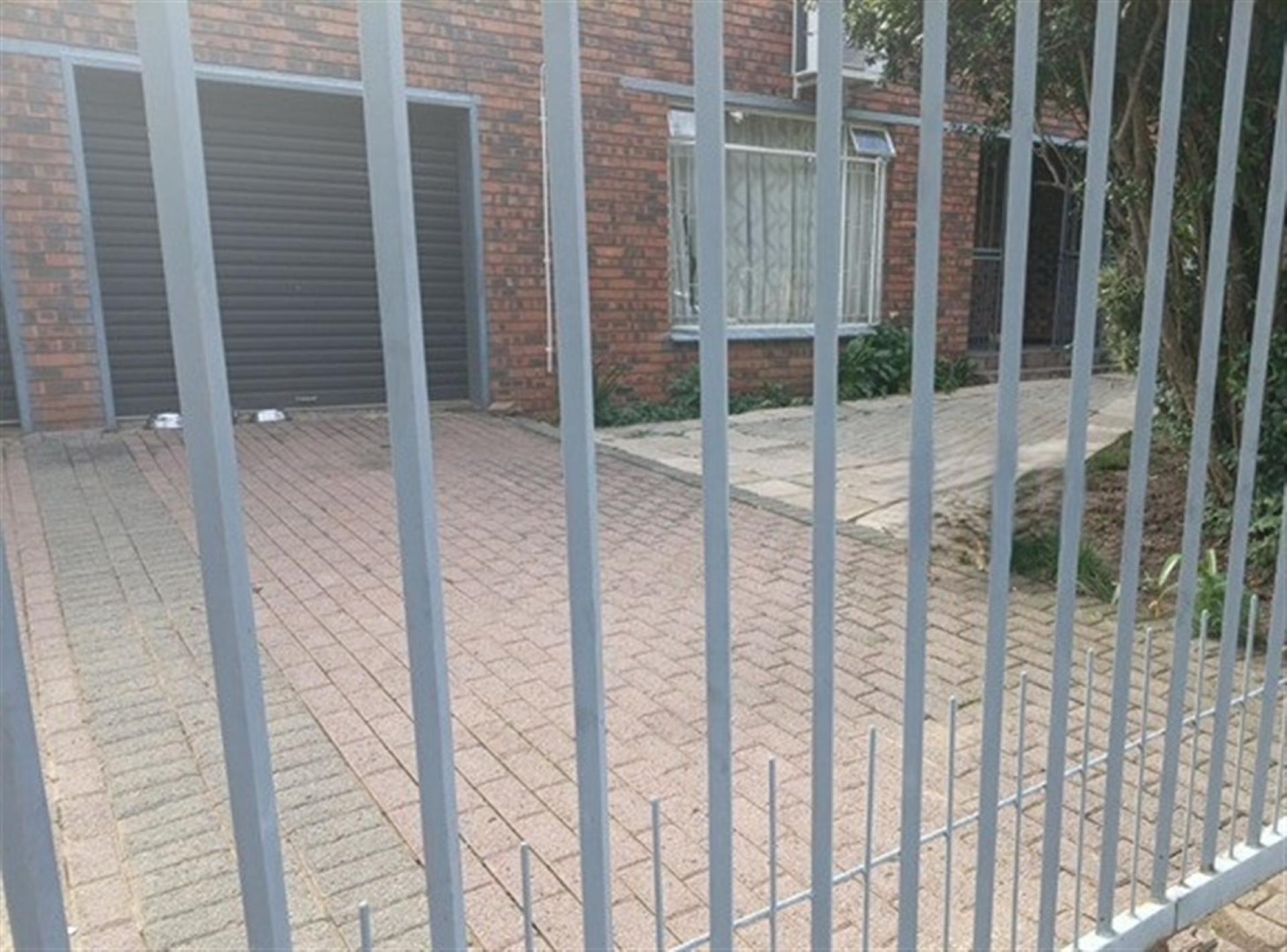 Front View of property in Suidrand