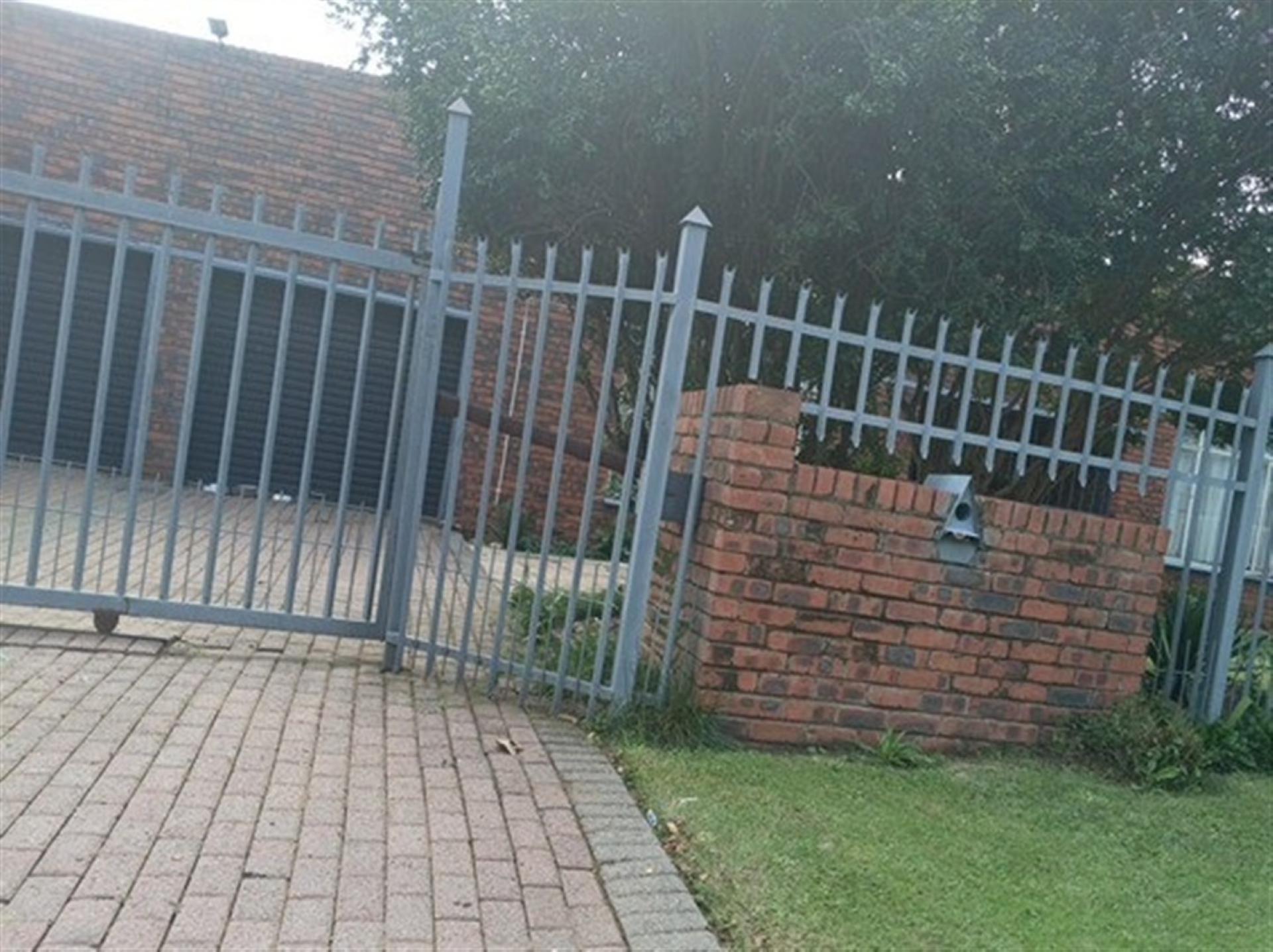 Front View of property in Suidrand