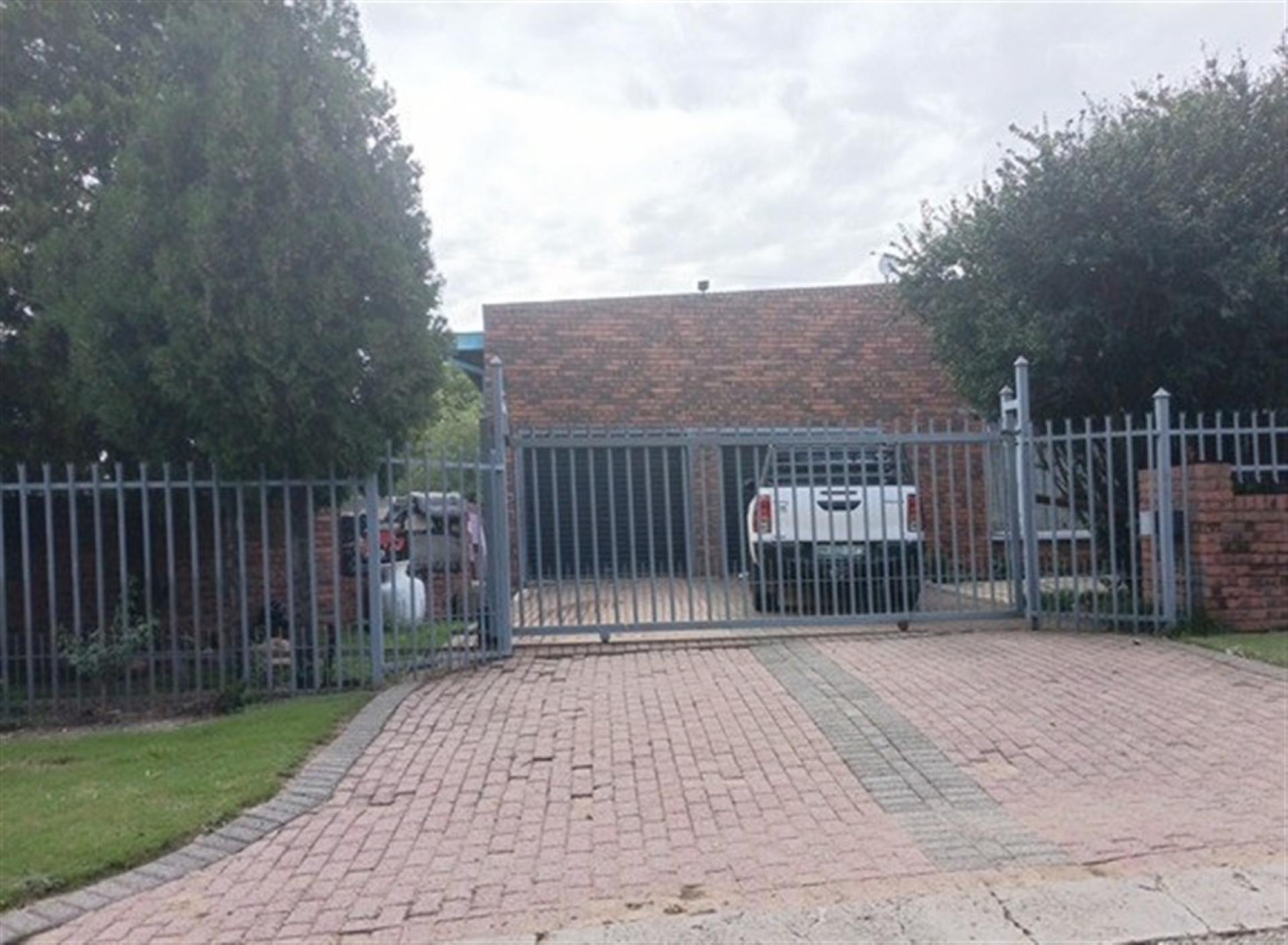 Front View of property in Suidrand